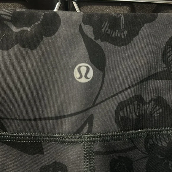 LuluLemon black on black flower crops - Picture 3 of 5